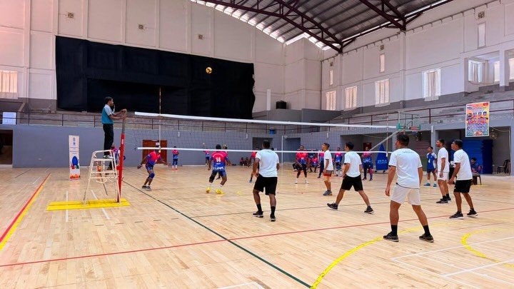 Friendly volleyball match between officials of CGI Jaffna and students of the University of Jaffna on the occasion of National Sports Day.