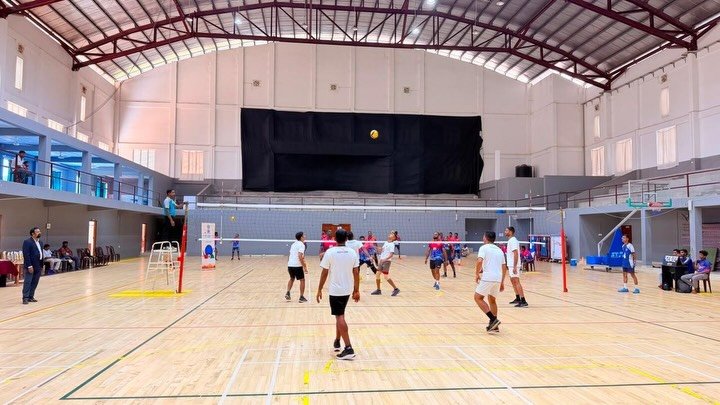 Friendly volleyball match between officials of CGI Jaffna and students of the University of Jaffna on the occasion of National Sports Day.